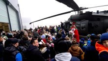 VIDEO Djed Božićnjak sletio u vojarnu Lučko helikopterom Black Hawk