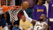 LeBron James poludio na suce, a onda u šokantnoj završnici odveo Lakerse do pobjede