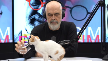 Osebujni albanski premijer ponovno oduševio: Pogledajte koga je 'ugostio' u podcastu