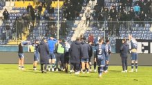 Drama u Sarajevu! Pogledajte kako su bijesni navijači Želje natjerali igrače da skinu dresove, a oni ih poslušali
