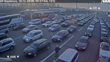 Ogromne gužve na cestama: Na Bajakovu oko osam kilometara
