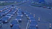 Kolona na Bajakovu duga je šest kilometara i povećava se: Na cestama prijeti poledica