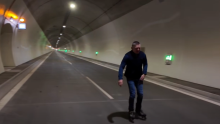 [VIDEO] Bizarno otvaranje: Slovački premijer na rolama prošao 7 kilometara dugi tunel