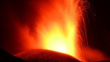 Probudila se Etna: Vulkan izbacuje lavu, pepeo pada po skijalištu