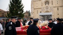 FOTO Stepinčeve relikvije vraćene u zagrebačku katedralu, okupilo se mnoštvo vjernika