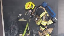 Eksplozija u garaži na Jarunu, vatra krenula od romobila, muškarac teško ozlijeđen