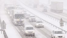 Teški uvjeti na cestama: Snijeg zaustavio dio prometa prema Istri i Dalmaciji