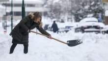 Snijeg u BiH stvorio priliku i za zaradu: Stotine žele čistiti snijeg