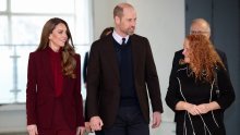 Kate Middleton plijenila elegancijom u hit boji, a od ove torbice se ne odvaja