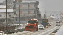 Snijeg pada u cijeloj Dalmatinskoj zagori, pojavila se i opasna ledena kiša
