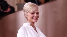 Ipak je pokleknula: Pamela Anderson iznenadila lookom na crvenom tepihu