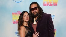 Pali su i poljupci: Jason Momoa nije skidao pogled s predivne djevojke u senzualnoj haljini
