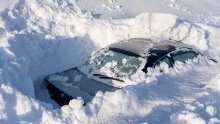 Nestvarne scene s Kamčatke: Krovovi automobila vire ispod snijega, ulazi u zgrade potpuno zatrpani