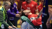 Grozna ozljeda na Europskom prvenstvu: Rukometaš na nosilima napustio teren