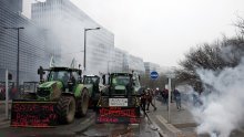Gotovo ratno stanje usred Strasbourga, stotine traktora na ulicama: 'Von der Leyen, idi kući!'