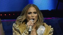 'Ubojite' čizme i dekolte do pupka: J.Lo izgleda moćno, ali mnogi se pitaju je li pretjerala