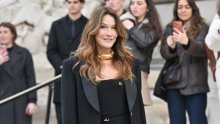 Ma tko bi joj dao 58 godina: Carla Bruni ovim je detaljem nadmašila sve na crvenom tepihu