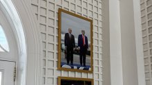Na zidu Bijele kuće osvanula fotografija Trumpa i Putina