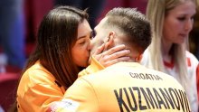 Tako se slavi! Naši rukometaši 'uhvaćen' su u zagrljajima i vrućim poljupcima