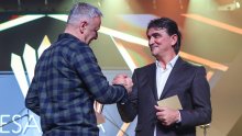 Zagrljaji na pozornici: Ovako je Zlatko Dalić uručio Cesaricu Marku Perkoviću Thompsonu