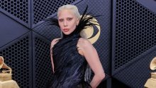 Lady Gaga kao crni labud: Pogledajte dramatičnu haljinu o kojoj svi pričaju