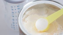 Nestlé i Danone povukli mlijeko za bebe zbog toksina koji izazivaju mučninu i povraćanje