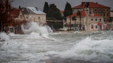 Nema predaha: U Dalmaciji oglašen alarm zbog olujnog juga, nastavlja se oblačno i kišno vrijeme