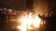 Žestoki sukobi u Tirani: Prosvjednici bacali Molotovljeve koktele na vladu, policija odgovorila suzavcem