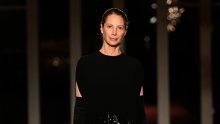 Povratak legende 90-ih: Christy Turlington (57) ukrala show na reviji Michaela Korsa