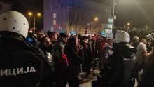 Incident na prosvjedu u Novom Sadu: Pristaše Vučićevog SNS-a napali građane, studentu razbili glavu
