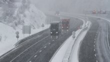 Zimski uvjeti u Lici, a zbog vjetra vrijede ograničenja za neke skupine vozila