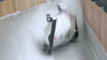 Nova drama na Igrama! Austrijski bob se prevrnuo pri 110 km/h, član posade završio u bolnici