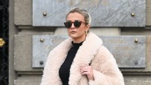 Lekcija iz stila na špici: Dama u upečatljivom kaputu privukla svu pozornost