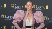 Neugodna scena na BAFTA tulumu: Kirsten Dunst pred kamerama se rasparala suknja