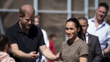 Meghan Markle kakvu još niste vidjeli: U ovako izgužvanim hlačama rijetki bi izašli, a kamoli se fotkali