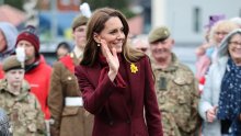 Kate Middleton blistala u hit nijansi: Omiljeni kaput i čizme, a svi govore o ovom detalju