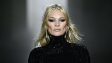Krije iznenađenje na leđima: Kate Moss zatvorila reviju u haljini o kojoj svi pričaju