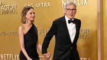 Calista Flockhart igrala je na sigurno u crnoj haljini, a Harrison Ford nije skidao pogled s nje