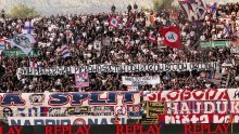 Ovo se ne pamti na derbijima: Torcida podmetnula Boysima roze dimne i 'čestitala' Dan žena