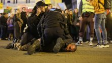 Incident na Noćnom maršu: Muškarac urlao na sudionike, policija ga oborila na pod i savladala