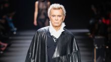 Billy Idol u 70. godini ukrao show: Modnom pistom prošetao u kožnom ogrtaču