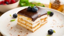 Kolač od vanilije i čokolade bez pečenja: podsjeća na ekler i gotov je za 15 minuta
