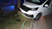 Pijan i bez vozačke jurio Zagrebom pa se zabio u ogradu i stup, završio u zatvoru