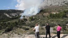 Buknuo opasan požar iznad Makarske, u gašenje se uključio kanader