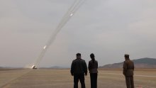 Kim Jong Un nadgledao lansiranje raketa: projektili pogodili metu udaljenu više od 360 kilometara