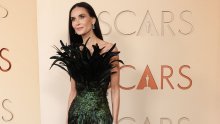 Demi Moore zna kako ukrasti show: U haljini s perjem zasjenila je pola crvenog tepiha