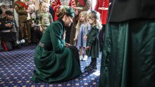 Trogodišnja djevojčica skočila na Kate Middleton, njezina reakcija je odmah postala viralna