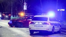Skupocjenim BMW-om zabio se u tramvajsku stanicu u centru Zagreba: Hitna odvezla dvije osobe