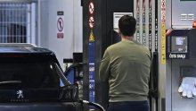 FOTO Građani pohrlili na benzinske postaje, njih osam već je ograničilo prodaju