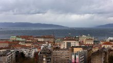 Olujna bura napravila kaos u Rijeci: Dvije osobe ozlijeđene, kontejneri pali u more